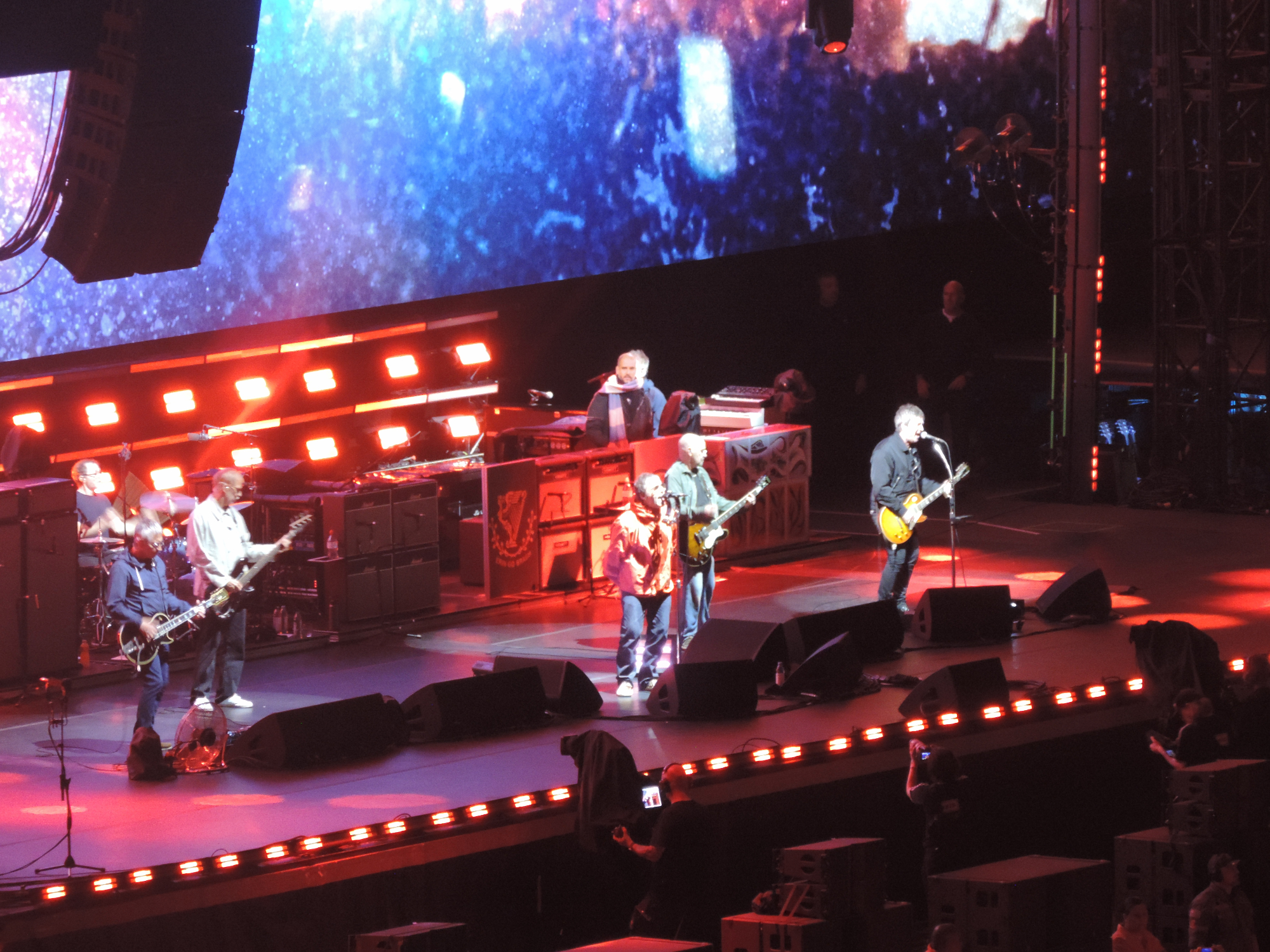 Oasis arrasando no palco 